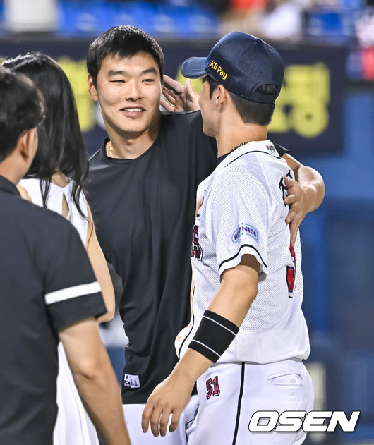 경기종료 후 승리투수가 된 최원준이 공수 맹활약 펼친 조수행에게 고마움을 표시하고 있다.  2023.09.07 / soul1014@osen.co.kr