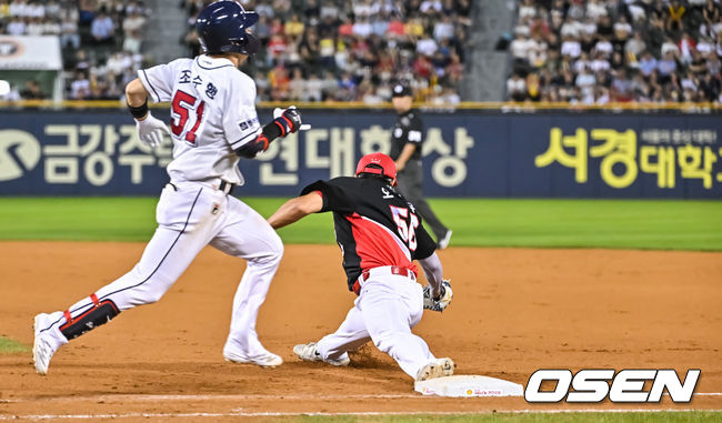 7일 오후 서울 잠실야구장에서 ‘2023 신한은행 SOL KBO리그’ 두산 베어스와 KIA 타이거즈의 경기가 진행됐다.7회말 두산 선두타자 조수행의 번트안타때 오선우 1루수가 베이스에 발이 떨어진채 포구를 하고 있다.  2023.09.07 / soul1014@osen.co.kr