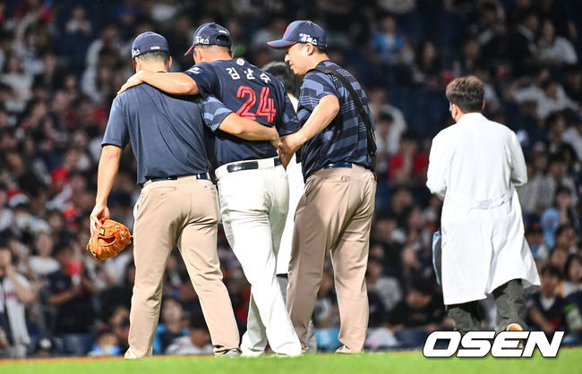 롯데 자이언츠 김상수가 7회말 갑자기 쓰러졌다 일어나 부축을 받으며 교체되고 있다. 2023.09.08 / foto0307@osen.co.kr