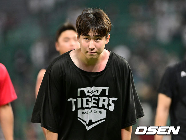 5일 오후 인천 SSG랜더스필드에서 duffls ‘2023 신한은행 SOL KBO리그’ SSG 랜더스와 KIA 타이거즈의 경기, 방문팀 KIA가 17-3 대승을 거뒀다.경기를 마치고 승리투수 윤영철이 팬들에게 인사하고 있다. 2023.07.05 / dreamer@osen.co.kr