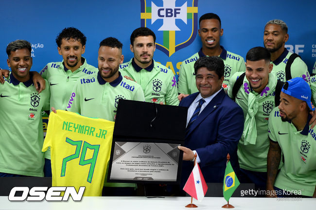 [사진] 79골 상패를 받는 네이마르 ⓒGettyimages(무단전재 및 재배포 금지)