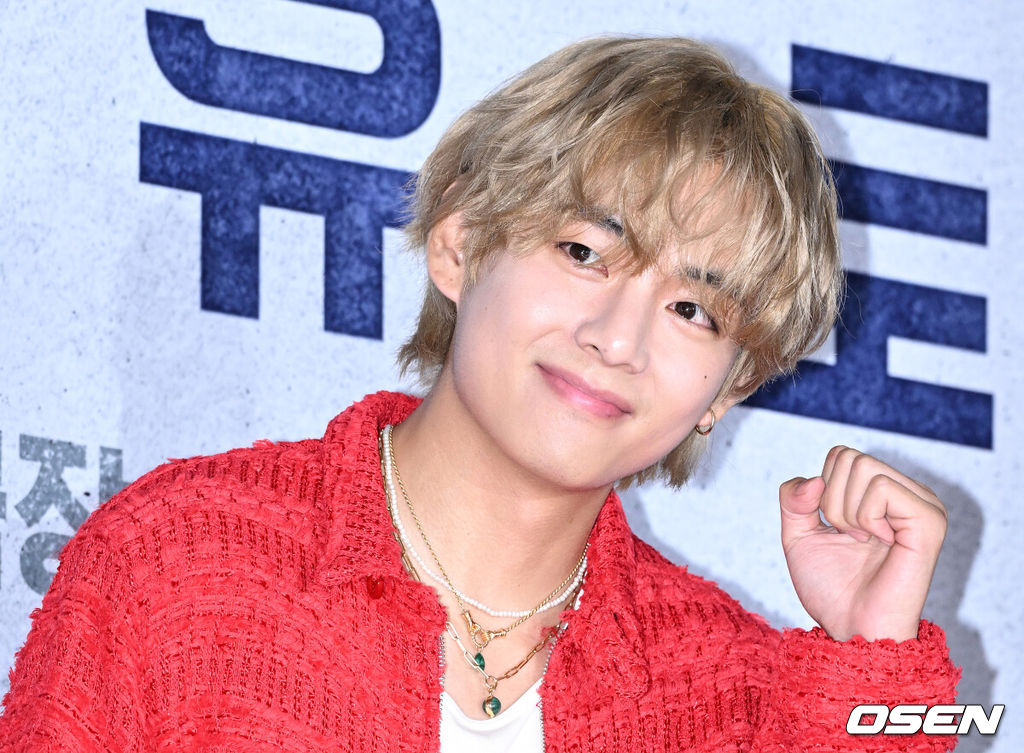 8일 오후 서울 송파구 롯데시네마 월드타워에서 영화 '콘크리트 유토피아' VIP 시사회가 열렸다.그룹 방탄소년단 뷔가 포토타임을 가지고 있다. 2023.08.08 /sunday@osen.co.kr