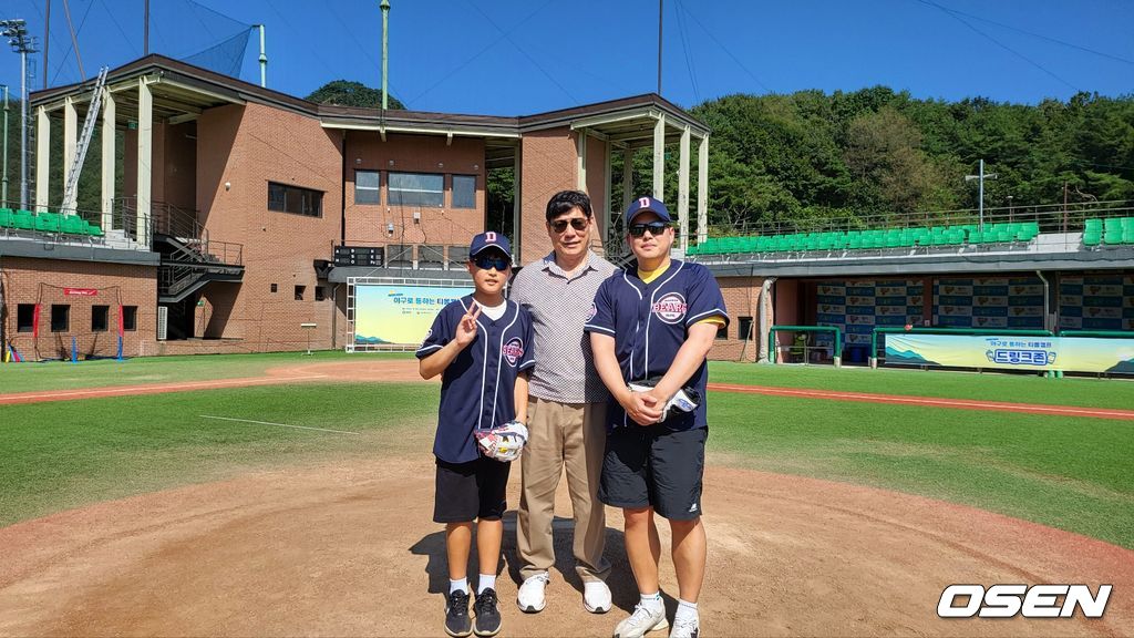 가족캐치볼대회에서 우승한 두산 베어스 팀과 KBO 허구연 총재. /OSEN DB