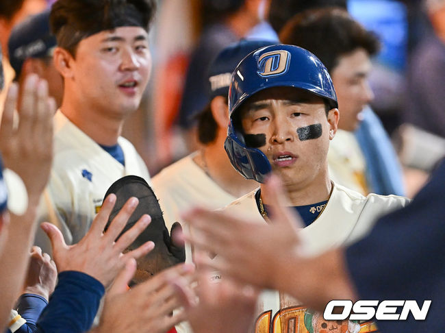 NC 다이노스 손아섭이 3회말 1사 1루 박민우의 1타점 적시타 때 득점을 올리고 하이파이브를 하고 있다. 2023.09.09 / foto0307@osen.co.kr
