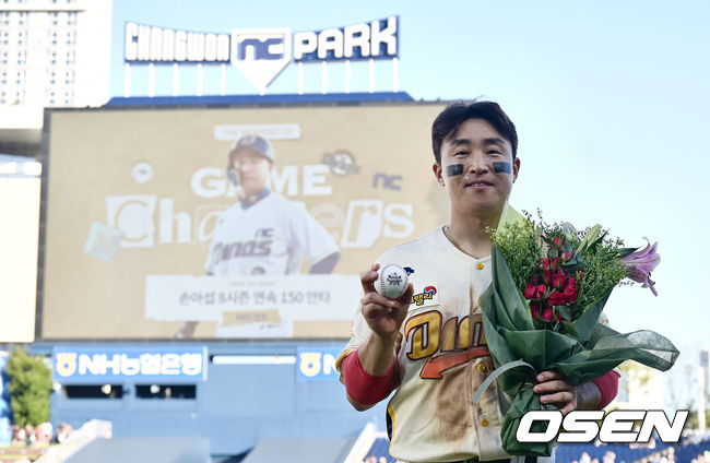 8년 연속 150안타 대기록을 달성한 NC 다이노스 손아섭이 경기가 끝난 후 기념구를 들고 기념촬영을 하고 있다. 2023.09.09 / foto0307@osen.co.kr