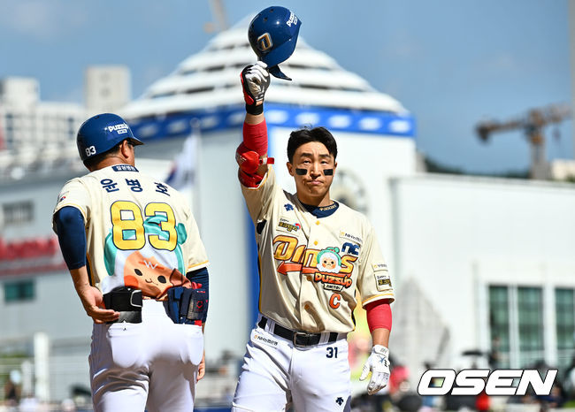 NC 다이노스 손아섭이 3회말 안타를 치고 8년 연속 150안타 대기록을 달성한 후 팬들에게 인사를 하고 있다. 2023.09.09 / foto0307@osen.co.kr