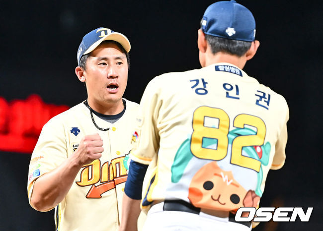 NC 다이노스 이용찬이 150 세이브 기록을 완성하고 강인권 감독과 기쁨을 나누고 있다. 2023.09.09 / foto0307@osen.co.kr