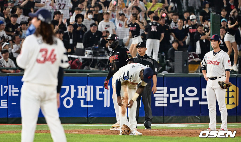 26일 부산 사직구장에서 2023 신한은행 SOL KBO리그 롯데 자이언츠와 KT 위즈의 경기가 열렸다. 롯데 자이언츠 구드럼이 9회초 1사 만루 KT 위즈 배정대의 3루 땅볼때 송구 실책을 하자 이학주와 김원중이 아쉬워하고 있다. 2023.08.26 / foto0307@osen.co.kr