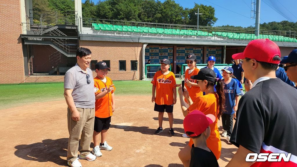 팬들과 사진을 찍는 KBO 허구연 총재. /OSEN DB