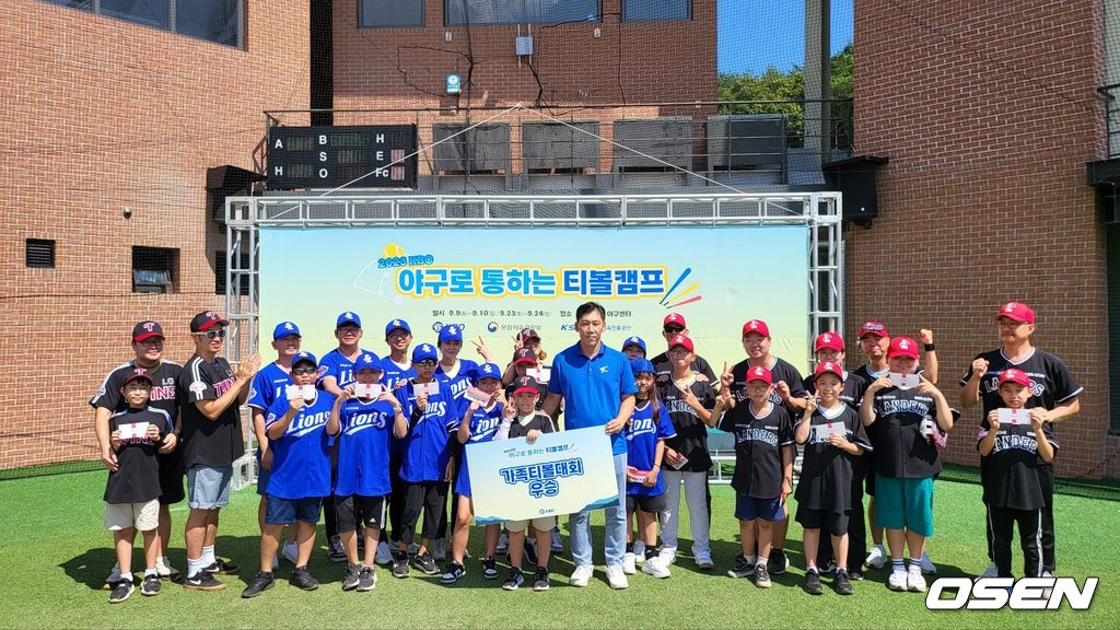 KBO ‘야구로 통하는 티볼캠프’ 가족 티볼대회에서 우승한 이만수팀. /OSEN DB