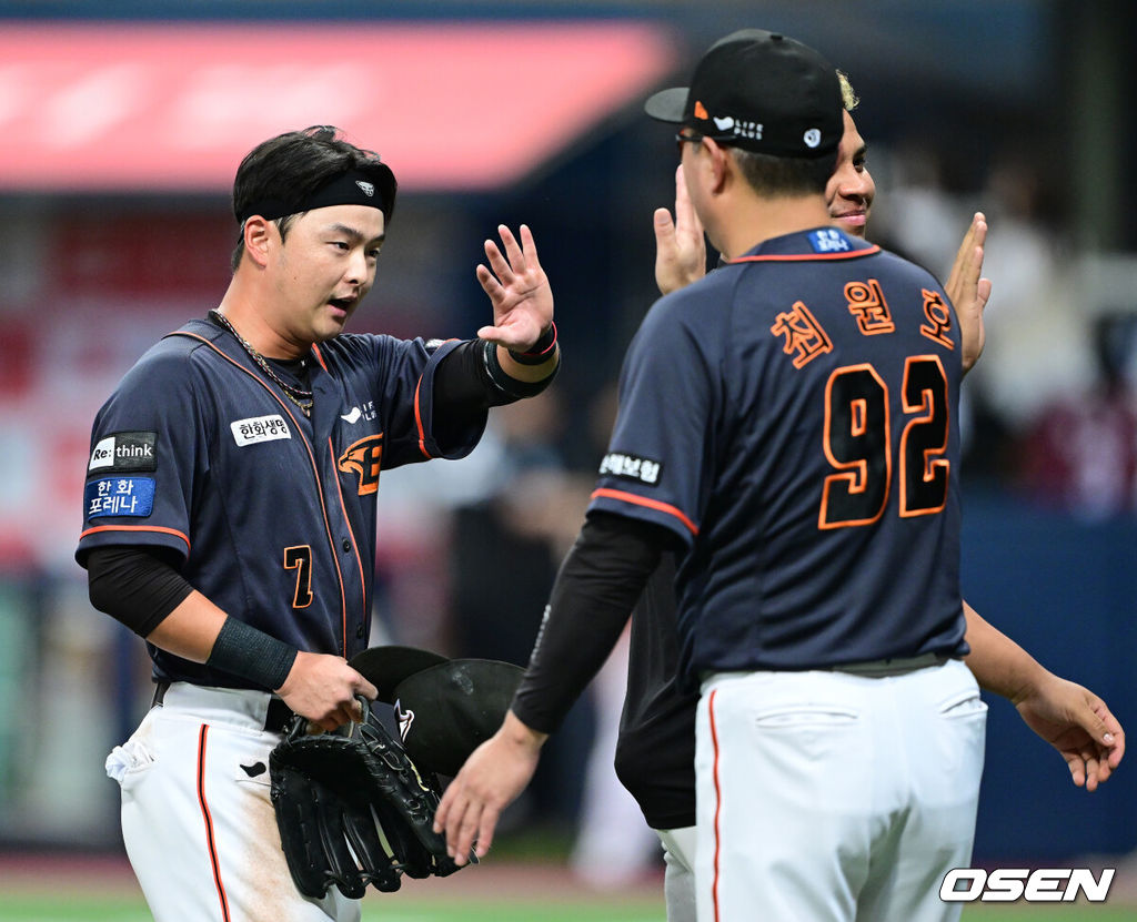 10일 오후 서울 고척스카이돔에서 열린 ‘2023 신한은행 SOL KBO리그’ 키움 히어로즈와 한화 이글스의 경기, 방문팀 한화가 9-8 짜릿한 한 점 차 승리를 거두며 6연승을 달렸다.경기를 마치고 한화 최원호 감독과 이도윤이 인사를 나누고 있다. 2023.09.10 / dreamer@osen.co.kr