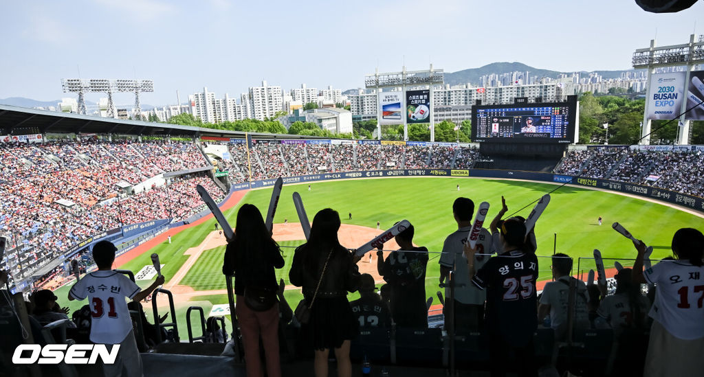 14일 오후 서울 잠실구장에서 2023 신한은행 SOL KBO리그 두산 베어스와 KIA 타이거즈의 경기가 진행됐다.이틀 연속 매진된 가운데 야구팬들로 가득찬 잠실야구장. 2023.05.14 / soul1014@osen.co.kr