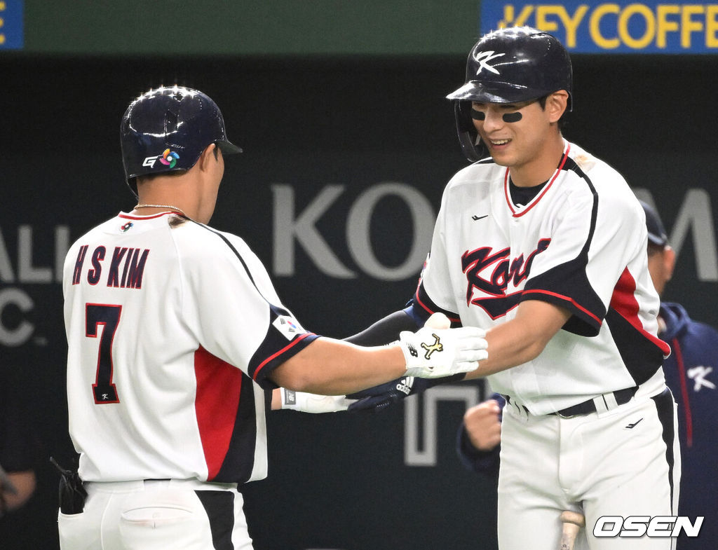 한국 김하성이 WBC 체코전에서 7회 우중월 솔로 홈런을 치고 더그아웃에서 이정후와 하이파이브를 하고 있다. 2023.03.12 /spjj@osen.co.kr