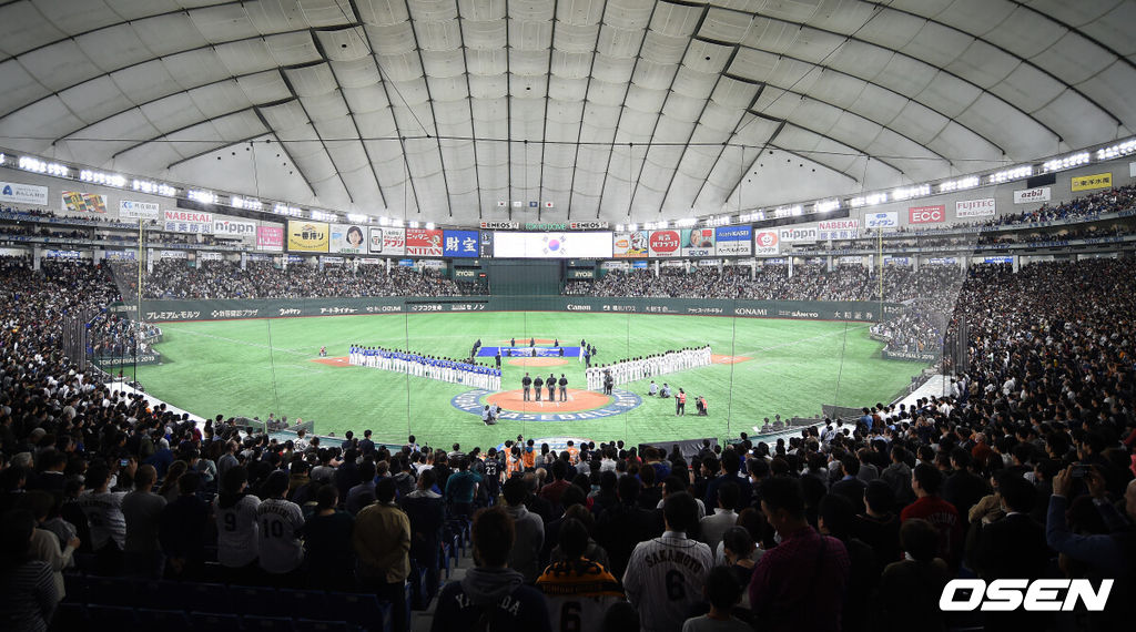 일본 도쿄돔에서 '2019 세계야구소프트볼연맹(WBSC) 프리미어12' 슈퍼라운드 한국과 일본의 경기가 열렸다.양팀 선수들이 도열하고 있다. /OSEN DB