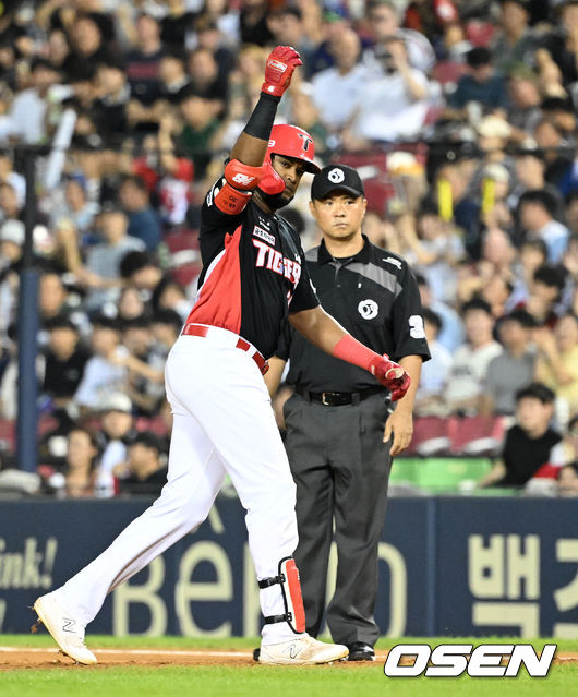 6일 오후 서울 잠실야구장에서 ‘2023 신한은행 SOL KBO리그’ 두산 베어스와 KIA 타이거즈의 경기가 열렸다.4회초 1사 2,3루에서 KIA 소크라테스가 중전 적시타를 치고 환호하고 있다. 2023.09.06 /sunday@osen.co.kr