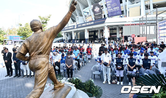 참석자들이 故 최동원 감독 동상 앞에서 묵념을 하고 있다. 2023.09.12 / foto0307@osen.co.kr