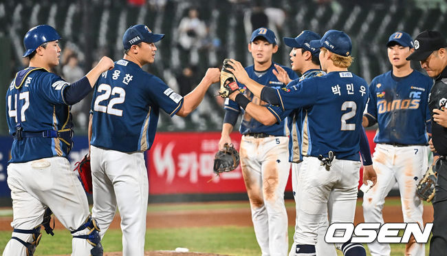 NC 다이노스 선수들이 롯데 자이언츠에 4-3으로 승리한 후 기쁨을 나누고 있다. 2023.09.12 / foto0307@osen.co.kr