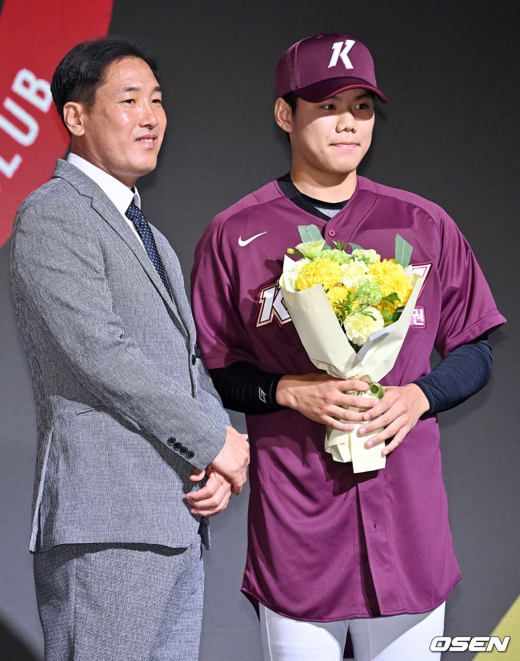   2024 KBO리그 신인드래프트가 14일 오후 서울 중구 소공동 웨스틴조선호텔에서 열렸다. 1라운드 9순위로 지명된 장충고 김윤하가 키움 고형욱 단장과 함께 포토타임을 갖고 있다. 2023.09.14 /rumi@osen.co.kr