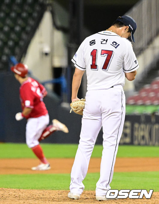 14일 오후 서울 잠실야구장에서 ‘2023 신한은행 SOL KBO리그’ 두산 베어스와 SSG 랜더스의 경기가 진행됐다.7회초 두산 홍건희가 SSG 선두대타자 최주환에게 솔로 홈런을 허용, 아쉬워하고 있다. 2023.09.14 /ksl0919@osen.co.kr