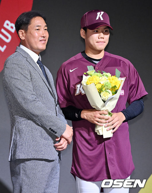 1라운드 9순위로 지명된 장충고 김윤하가 키움 고형욱 단장과 함께 포토타임을 갖고 있다. 2023.09.14 /rumi@osen.co.kr