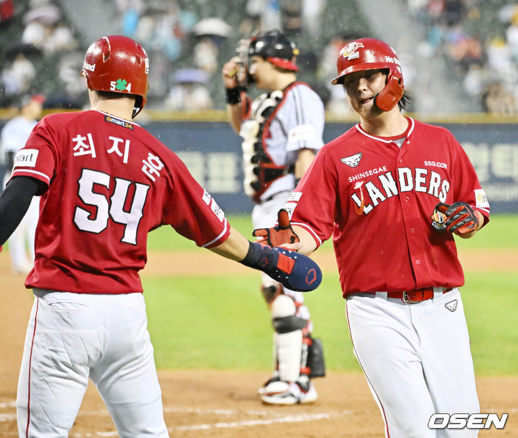 16일 오후 서울 잠실야구장에서 ‘2023 신한은행 SOL KBO리그’  LG 트윈스와 SSG 랜더스의 경기가 열렸다.6회초 1사 주자 만루 SSG 최주환의 중견수 앞 동점 2타점 적시타때 최지훈과 최정이 홈을 밟으며 하이파이브를 하고 있다. 2023.09.16 / rumi@osen.co.kr