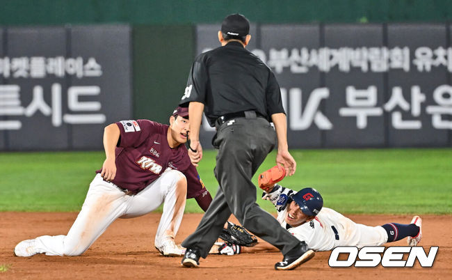 [OSEN=부산, 이석우 기자] 15일 부산 사직구장에서 2023 신한은행 SOL KBO리그 롯데 자이언츠와 키움 히어로즈의 경기가 열렸다. 롯데 자이언츠 황성빈이 9회말 1사 1루 이학주 타석때 2루 도루 세이프되고 있다. 2023.09.15 / foto0307@osen.co.kr
