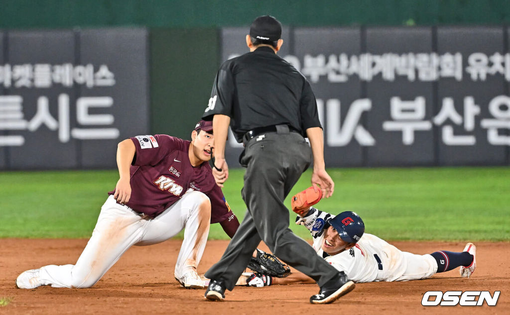 15일 부산 사직구장에서 2023 신한은행 SOL KBO리그 롯데 자이언츠와 키움 히어로즈의 경기가 열렸다. 롯데 자이언츠 황성빈이 9회말 1사 1루 이학주 타석때 2루 도루 세이프되고 있다. 2023.09.15 / foto0307@osen.co.kr