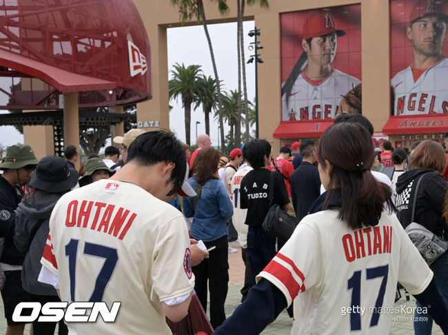 [사진] 에인절스타디움 앞에서 오타니 쇼헤이 유니폼을 입은 팬들. ⓒGettyimages(무단전재 및 재배포 금지)