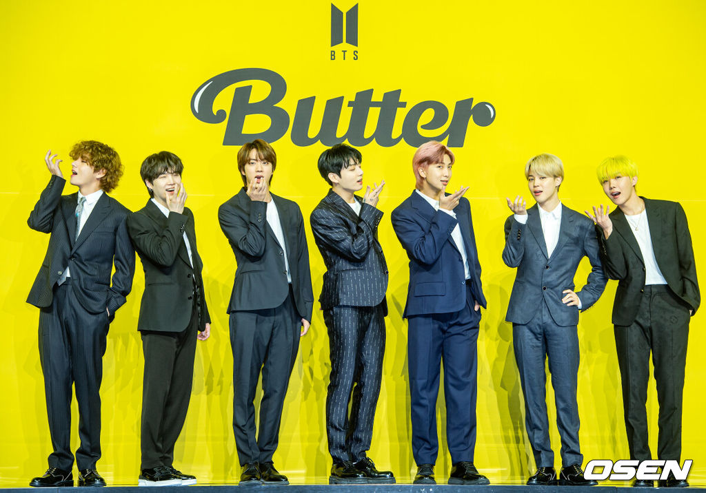 21일 오후 서울 송파구 올림픽공원 올림픽홀에서 방탄소년단(BTS)의 새 디지털 싱글 'Butter' 발매 기념 글로벌 기자간담회 포토타임이 진행됐다.그룹 방탄소년단(RM, 진, 슈가, 제이홉, 지민, 뷔, 정국)의 새 싱글 'Butter'는 오늘(21일) 오후 1시(한국시각)에 전 세계 동시에 발매된다. 방탄소년단의 새 디지털 싱글 'Butter'는 마음을 흔드는 방탄소년단의 귀여운 고백을 담은 청량하고 중독성 강한 댄스 팝 장르의 서머송이다. 버터처럼 부드럽게 스며드는 방탄소년단의 독보적인 매력을 느낄 수 있는 곡으로 방탄소년단만의 음악적 스타일을 더한 것으로 알려져 기대를 모으고 있다.방탄소년단(BTS) 멤버들이 무대 위에서 포토타임을 갖고 있다./ rumi@osen.co.kr