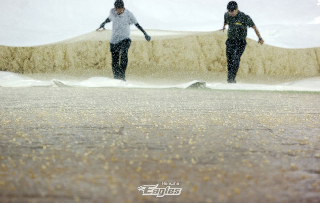 지난 17일 KT-한화전 더블헤더 2차전 5회말 도중 내린 비로 인해 3시간24분(204분) 동안 경기가 중단된 뒤 재개됐다. KBO리그 역대 최장 시간 경기 중단 기록. 구장 관리 요원들이 그라운드 정비 작업을 하고 있다. /한화 이글스 제공