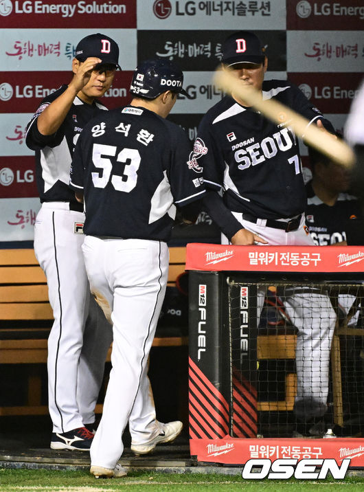 31일 오후 서울 잠실야구장에서 ‘2023 신한은행 SOL KBO리그’ LG 트윈스와 두산 베어스의 경기가 열렸다. 6회초 2사 2루에서 두산 양석환이 김재환의 선제 1타점 적시타에 홈을 밟고 이승엽 감독과 김한수 코치의 축하를 받고 있다. 2023.08.31 /jpnews@osen.co.kr