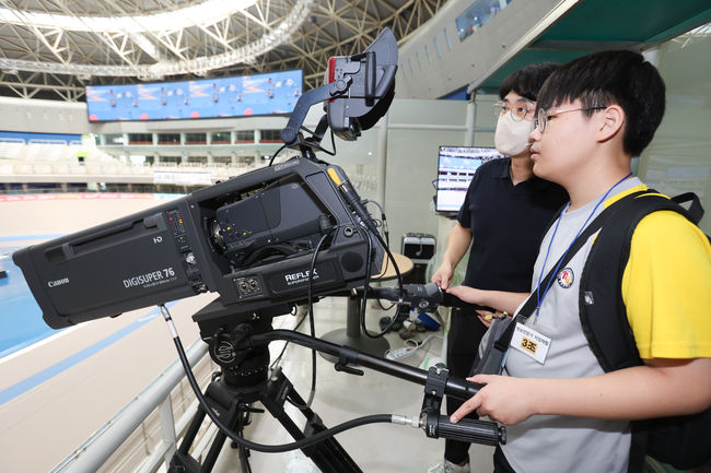 방송전문가 직업체험 클래스 참여학생이 방송카메라 사용을 직접 체험하고 있다.