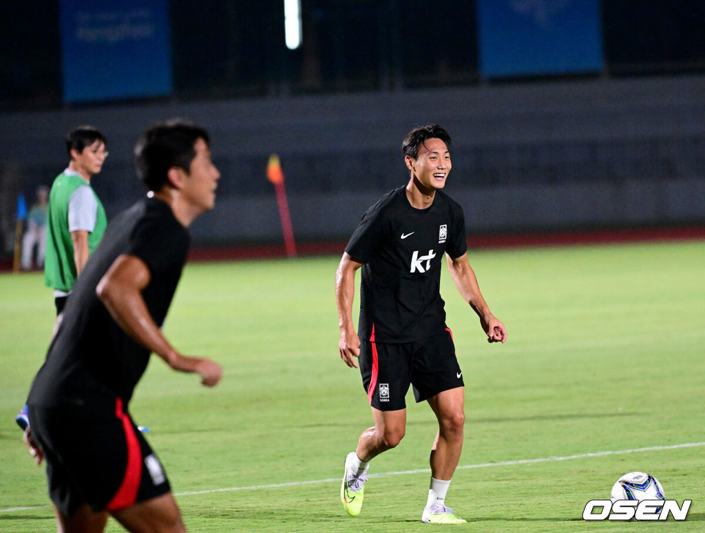 황선홍 감독이 이끄는 대한민국 아시안게임 축구 국가대표팀이 18일 오후 중국 진화의 아이칭고등학교에서 공식 훈련을 펼쳤다. 한국은 오는 내일(19일) 쿠웨이트와 첫 경기를 갖는다. 한국 주장 백승호를 비롯한 선수들이 훈련을 펼치며 미소짓고 있다. 2023.09.18 / dreamer@osen.co.kr