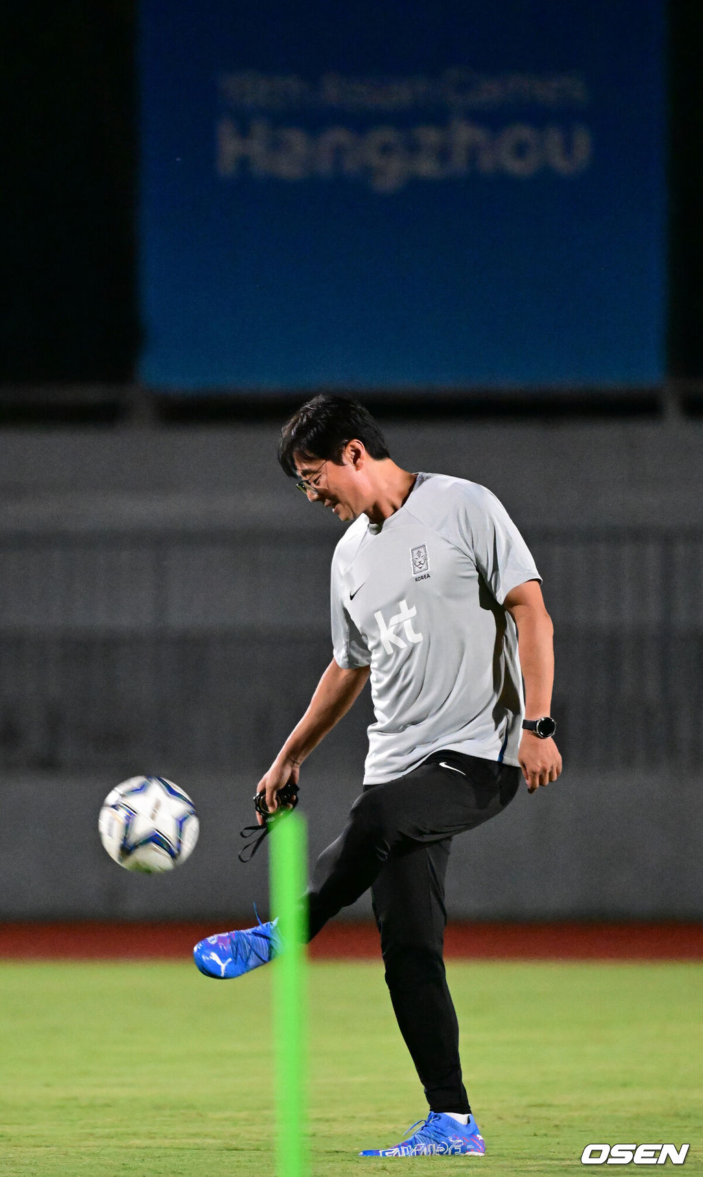 황선홍 감독이 이끄는 대한민국 아시안게임 축구 국가대표팀이 18일 오후 중국 진화의 아이칭고등학교에서 공식 훈련을 펼쳤다. 한국은 오는 내일(19일) 쿠웨이트와 첫 경기를 갖는다. 한국 황선홍 감독이 훈련을 앞두고 공을 차고 있다. 2023.09.18 / dreamer@osen.co.kr