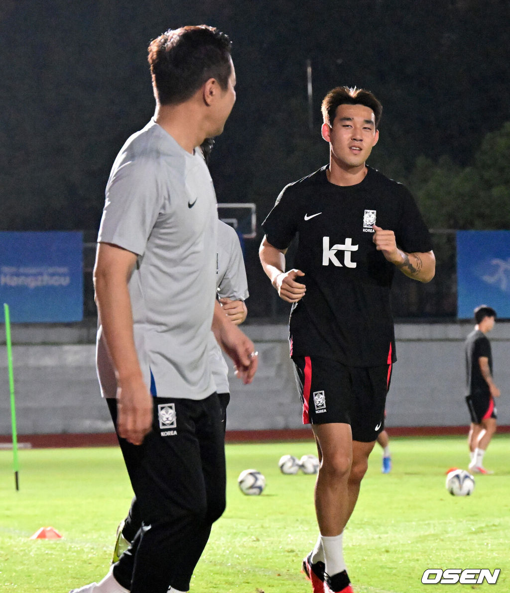 황선홍 감독이 이끄는 대한민국 아시안게임 축구 국가대표팀이 18일 오후 중국 진화의 아이칭고등학교에서 공식 훈련을 펼쳤다. 한국은 오는 내일(19일) 쿠웨이트와 첫 경기를 갖는다. 한국 송민규가 달리기로 웜업 하고 있다. 2023.09.18 / dreamer@osen.co.kr