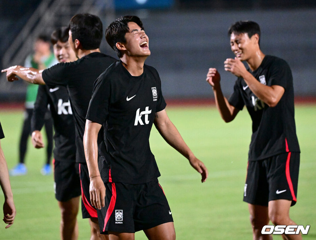 황선홍 감독이 이끄는 대한민국 아시안게임 축구 국가대표팀이 18일 오후 중국 진화의 아이칭고등학교에서 공식 훈련을 펼쳤다. 한국은 오는 내일(19일) 쿠웨이트와 첫 경기를 갖는다. 한국 설영우와 백승호를 비롯한 선수들이 훈련을 펼치며 미소짓고 있다. 2023.09.18 / dreamer@osen.co.kr