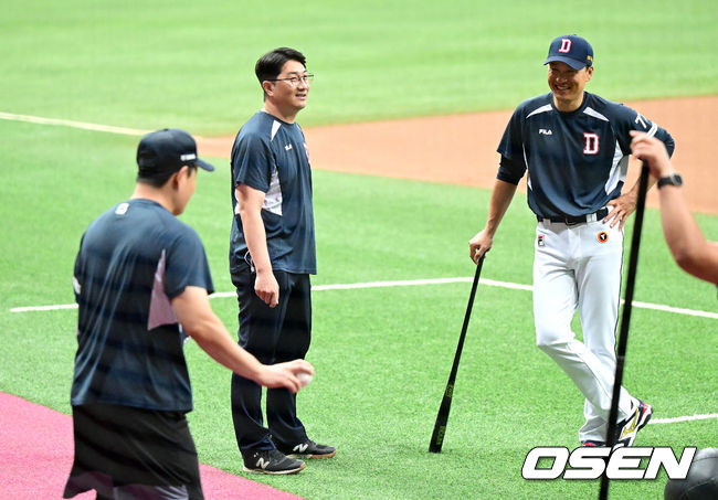 22일 오후 서울 고척스카이돔에서 ‘2023 신한은행 SOL KBO리그’ 키움 히어로즈와 두산 베어스의 경기가 열린다.경기를 앞두고 진행된 훈련에서 부상을 털고 1군에 복귀한 두산 양의지가 캐치볼로 몸을 풀고 있다. 양의지를 바라보며 미소짓는 두산 이승엽 감독. 2023.08.22 / dreamer@osen.co.kr