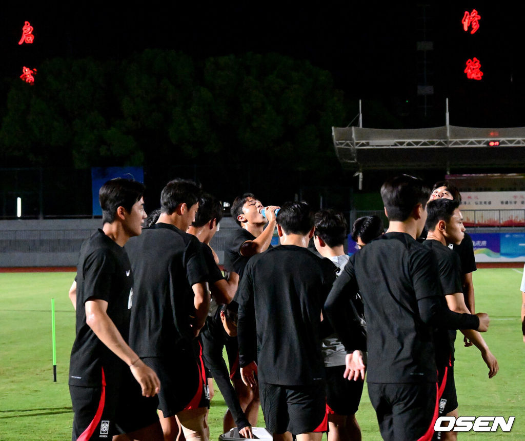 황선홍 감독이 이끄는 대한민국 아시안게임 축구 국가대표팀이 18일 오후 중국 진화의 아이칭고등학교에서 공식 훈련을 펼쳤다. 한국은 오는 내일(19일) 쿠웨이트와 첫 경기를 갖는다. 한국선수들이 훈련 중 물을 마시고 있다. 2023.09.18 / dreamer@osen.co.kr