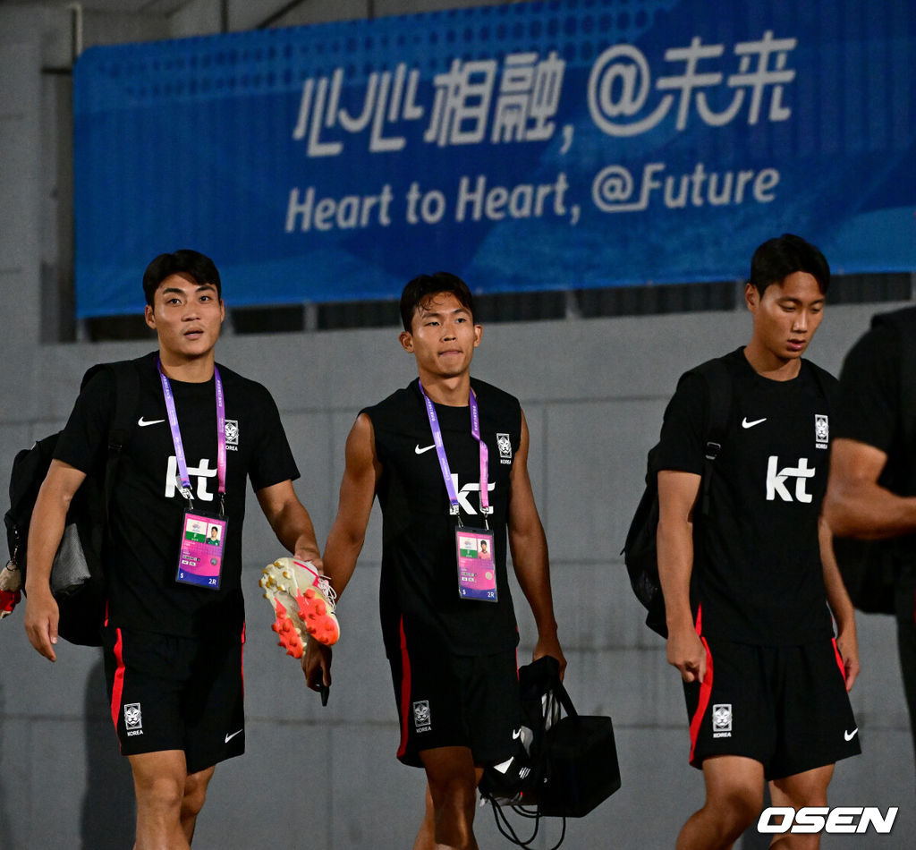 황선홍 감독이 이끄는 대한민국 아시안게임 축구 국가대표팀이 18일 오후 중국 진화의 아이칭고등학교에서 공식 훈련을 펼쳤다. 한국은 오는 내일(19일) 쿠웨이트와 첫 경기를 갖는다. 한국 박진섭-정우영-백승호(왼쪽부터)가 훈련장에 들어서고 있다. 2023.09.18 / dreamer@osen.co.kr