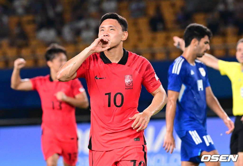 19일 오후 중국 진화 스타디움에서 '제19회 항저우아시아게임' 남자축구 조별리그 E조 1차전 쿠웨이트와 대한민국의 예선 첫 경기가 열렸다.전반 한국 조영욱이 팀 두번째 골을 성공시킨 뒤 키스 세리머니를 펼치고 있다. 2023.09.19 / dreamer@osen.co.kr