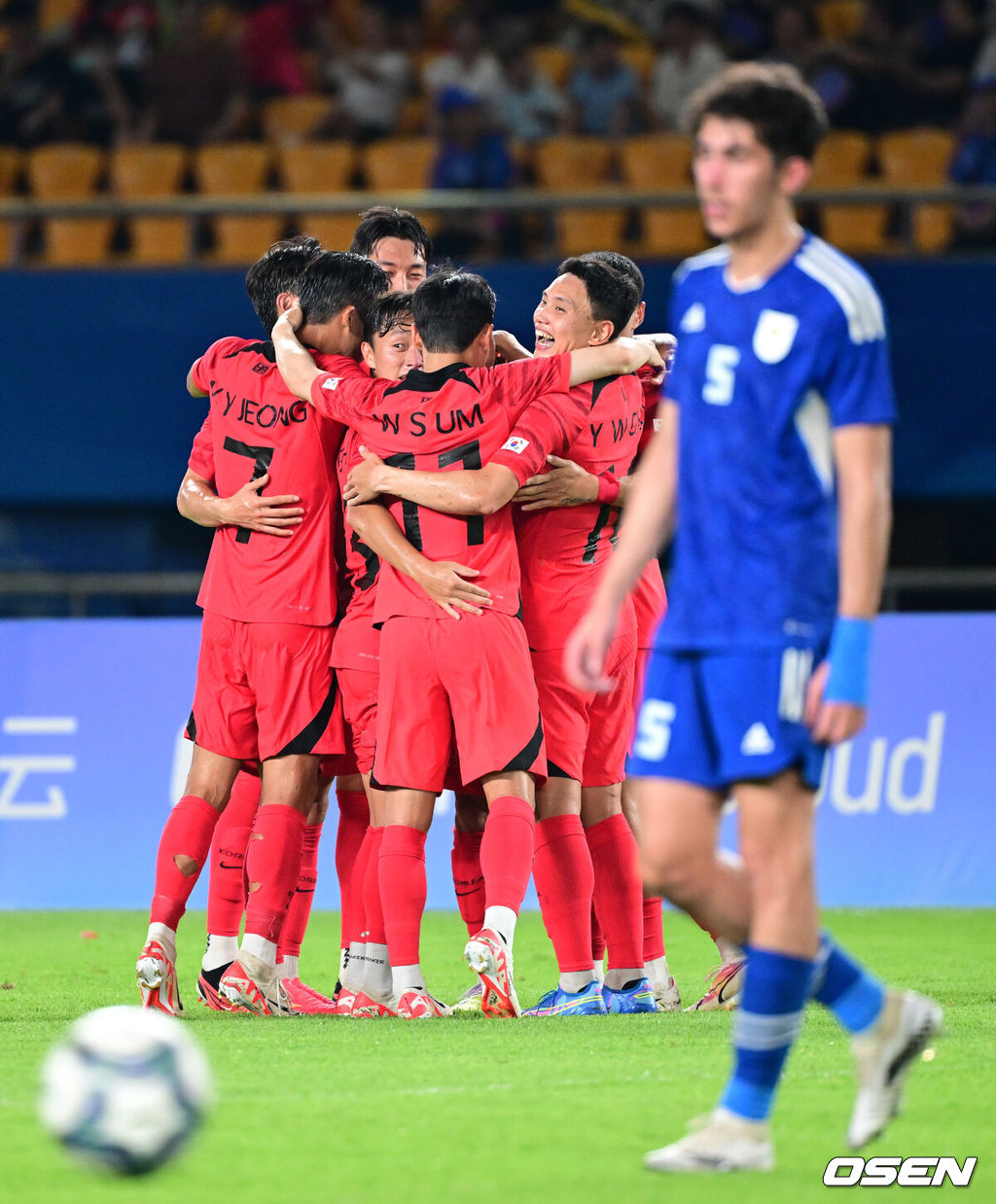 19일 오후 중국 진화 스타디움에서 '제19회 항저우아시아게임' 남자축구 조별리그 E조 1차전 쿠웨이트와 대한민국의 예선 첫 경기가 열렸다.전반 한국 백승호가 프리킥으로 팀 세번째 골을 작렬시킨 뒤 동료들과 기뻐하고 있다. 2023.09.19 / dreamer@osen.co.kr