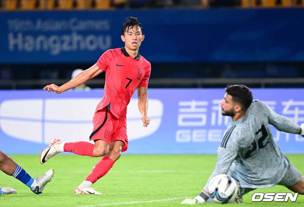 19일 오후 중국 진화 스타디움에서 '제19회 항저우아시아게임' 남자축구 조별리그 E조 1차전 쿠웨이트와 대한민국의 예선 첫 경기가 열렸다.전반 한국 정우영이 팀 네번째 골을 작렬시키고 있다. 2023.09.19 / dreamer@osen.co.kr