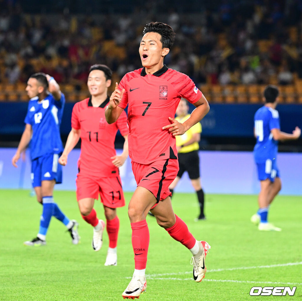 19일 오후 중국 진화 스타디움에서 '제19회 항저우아시아게임' 남자축구 조별리그 E조 1차전 쿠웨이트와 대한민국의 예선 첫 경기가 열렸다.전반 한국 정우영이 선취골을 작렬시킨 뒤 기뻐하고 있다. 2023.09.19 / dreamer@osen.co.kr