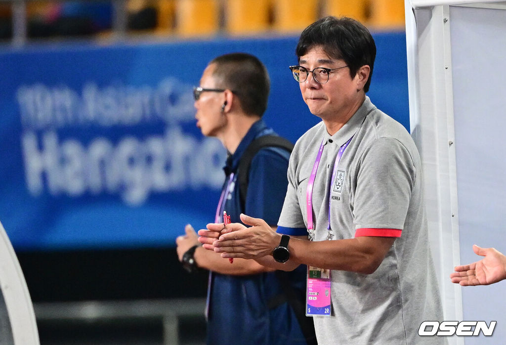 19일 오후 중국 진화 스타디움에서 '제19회 항저우아시아게임' 남자축구 조별리그 E조 1차전 쿠웨이트와 대한민국의 예선 첫 경기가 열렸다.후반 한국 엄원상의 팀 여섯번째 골에 황선홍 감독이 박수 보내고 있다. 2023.09.19 / dreamer@osen.co.kr