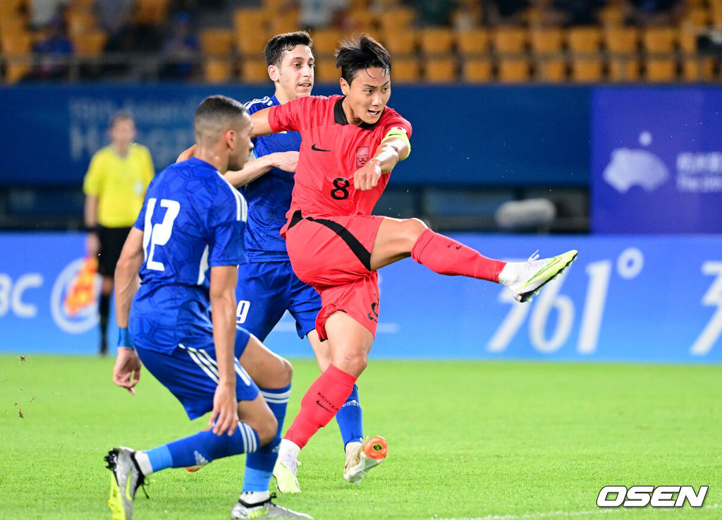 19일 오후 중국 진화 스타디움에서 '제19회 항저우아시아게임' 남자축구 조별리그 E조 1차전 쿠웨이트와 대한민국의 예선 첫 경기가 열렸다.전반 한국 백승호가 슈팅을 시도하고 있다. 2023.09.19 / dreamer@osen.co.kr