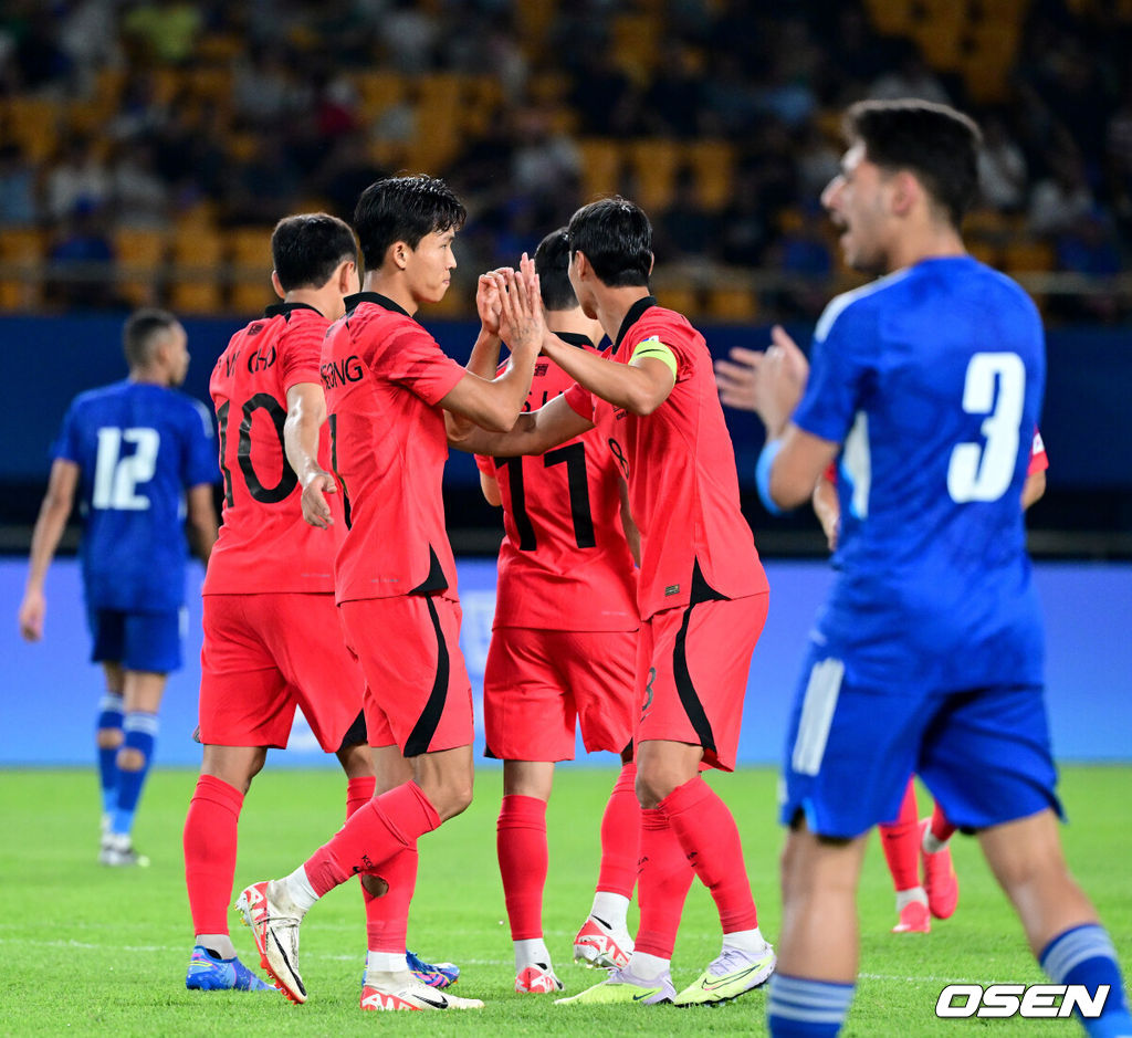 19일 오후 중국 진화 스타디움에서 '제19회 항저우아시아게임' 남자축구 조별리그 E조 1차전 쿠웨이트와 대한민국의 예선 첫 경기가 열렸다.후반 한국 정우영이 팀 다섯번째 골을 작렬시킨 뒤 동료들과 기뻐하고 있다. 헤트트릭 달성. 2023.09.19 / dreamer@osen.co.kr