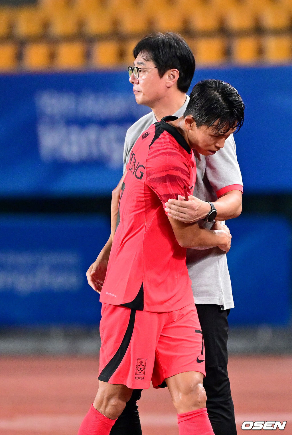 19일 오후 중국 진화 스타디움에서 '제19회 항저우아시아게임' 남자축구 조별리그 E조 1차전 쿠웨이트와 대한민국의 예선 첫 경기가 열렸다.후반 한국 정우영이 교체되며 황선홍 감독과 인사를 나누고 있다. 2023.09.19 / dreamer@osen.co.kr