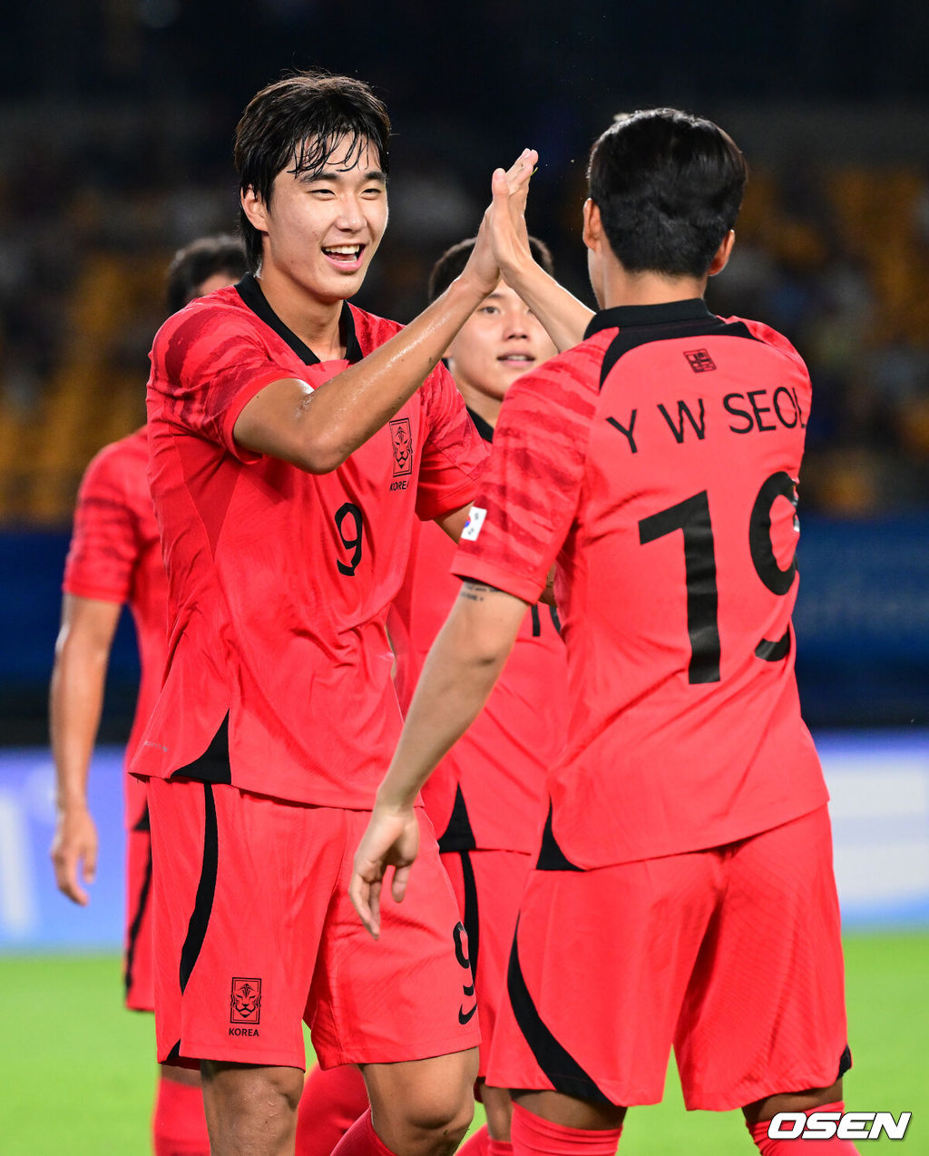 19일 오후 중국 진화 스타디움에서 '제19회 항저우아시아게임' 남자축구 조별리그 E조 1차전 쿠웨이트와 대한민국의 예선 첫 경기가 열렸다.후반 한국 박재용이 팀 여덟번째 골을 작렬시킨 뒤 기뻐하고 있다. 2023.09.19 / dreamer@osen.co.kr