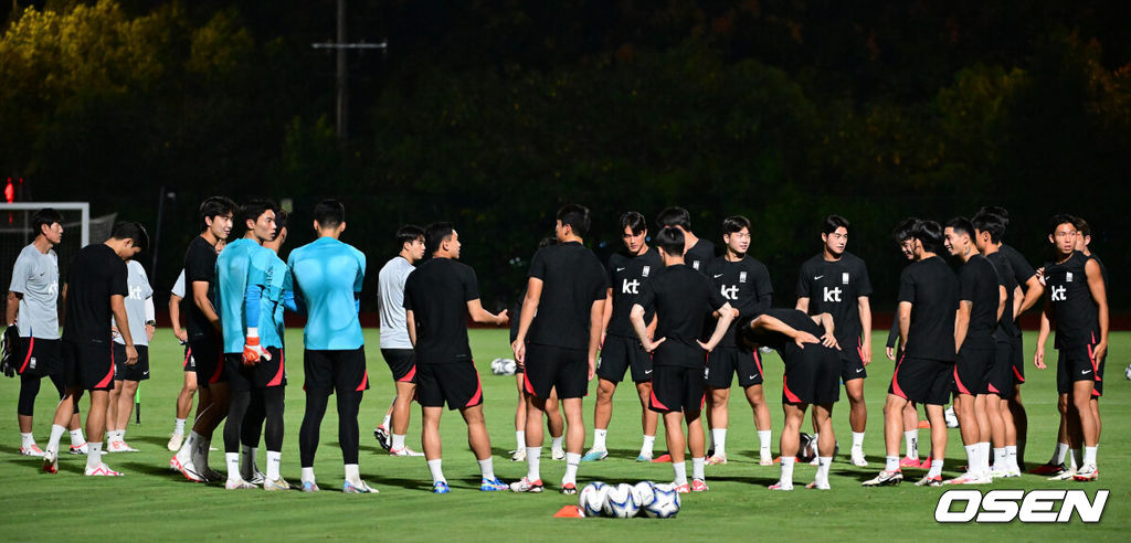 황선홍 감독이 이끄는 대한민국 아시안게임 축구 국가대표팀이 18일 오후 중국 진화의 아이칭고등학교에서 공식 훈련을 펼쳤다. 한국은 오는 내일(19일) 쿠웨이트와 첫 경기를 갖는다. 한국 선수들이 훈련을 앞두고 미팅을 갖고 있다. 2023.09.18 / dreamer@osen.co.kr