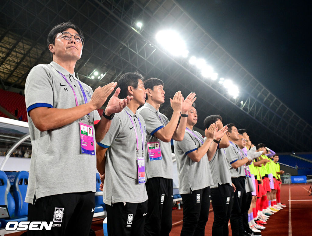 19일 오후 중국 진화 스타디움에서 '제19회 항저우아시아게임' 남자축구 조별리그 E조 1차전 쿠웨이트와 대한민국의 예선 첫 경기가 열렸다.경기를 앞두고 한국 황선홍 감독과 코칭스태프가 박수 보내고 있다. 2023.09.19 / dreamer@osen.co.kr